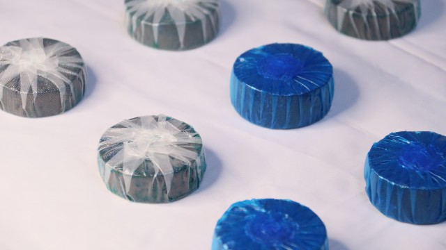 使用藍泡泡潔廁塊的時候需要撕掉外麵的藍色塑料膜嗎？